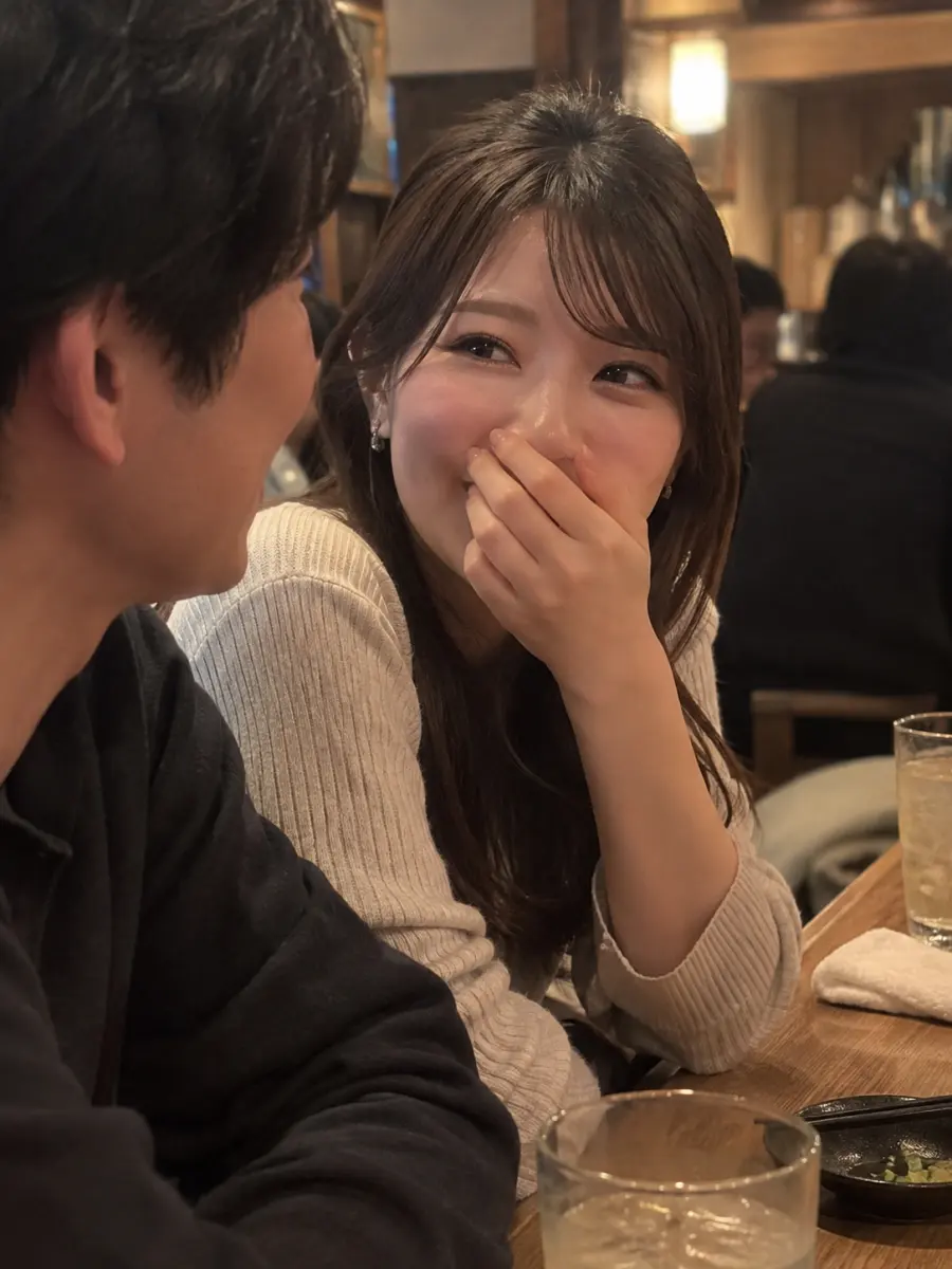 近くで話しながら口元を気にする女性